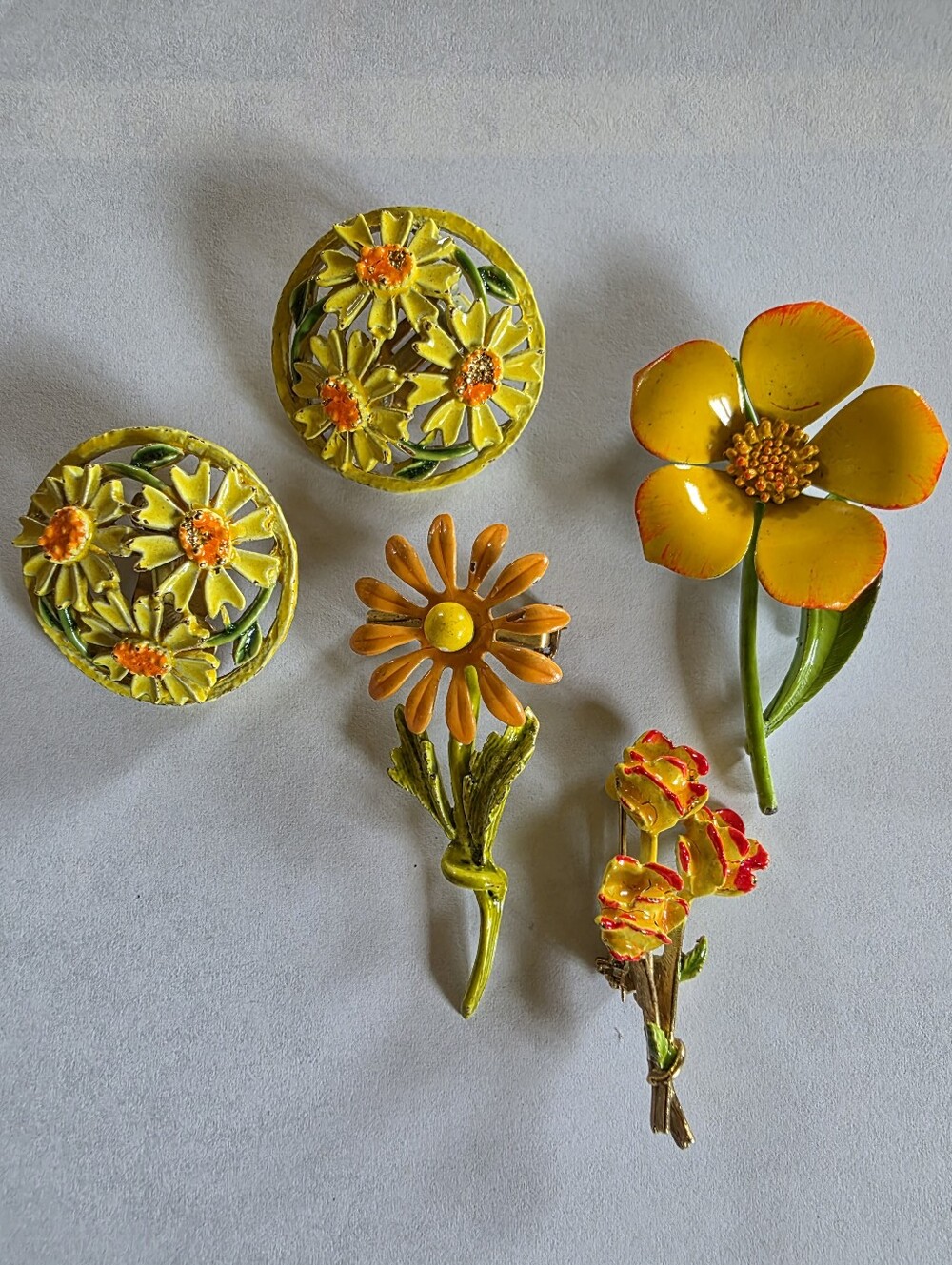 5 Piece Lot Of Vtg 60s Floral Pins Clip Ons Some Signed ART Yellow Orange